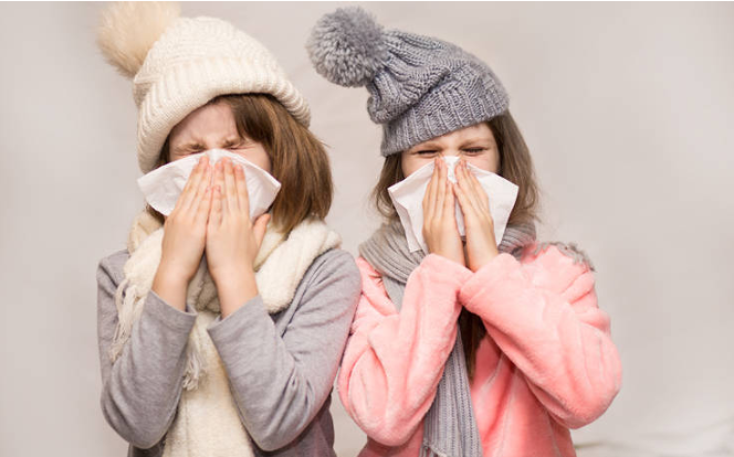 Η εποχική γρίπη μπορεί να προκαλέσει βακτηριακές λοιμώξεις, ειδικά σε παιδιά, βρέφη και ηλικιωμένους (οξεία μέση ωτίτιδα, βρογχίτιδα, ιγμορίτιδα, πνευμονία...).