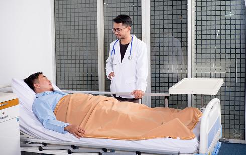 Ο ασθενής παρακολουθείται από ειδικό γιατρό κι αν χρειαστεί νοσηλεύεται σε ειδικά κέντρα θεραπείας.