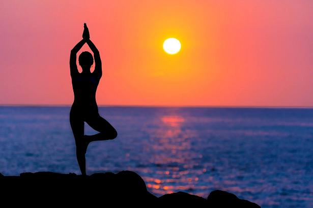 Πολλοί έχουν δει όφελος κάνοντας yoga στο τέλος της ημέρας.