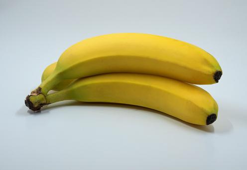 Καταναλώστε φρούτα πλούσια σε κάλιο, όπως η μπανάνα για να ξεπεράσετε το hangover.