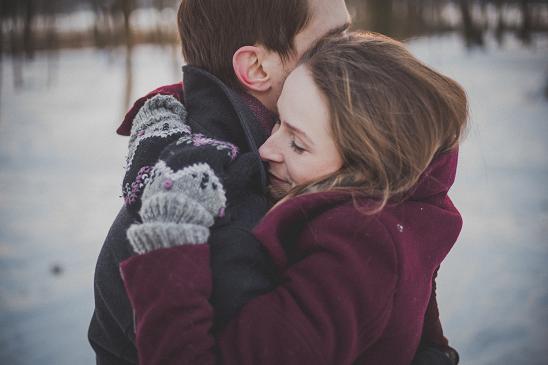 Αν δεν αγκαλιάζεστε συχνά, επαναφέρετε τις αγκαλιές στη σχέση σας.