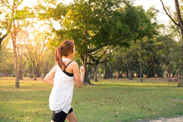 Ένας καλός λόγος για να σηκωθείτε είναι να βάλετε τα αθλητικά σας και να βγείτε για τρέξιμο.