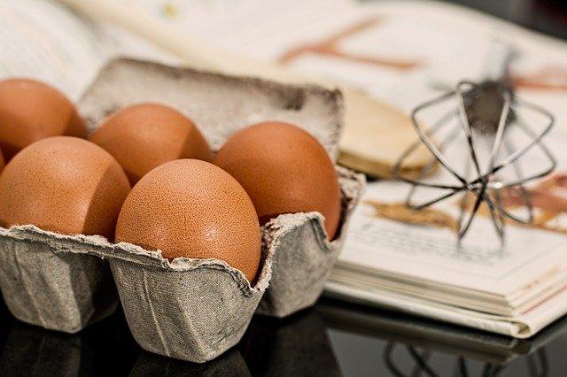 Ένα μεγάλο αυγό περιέχει αρκετή χοληστερίνη.