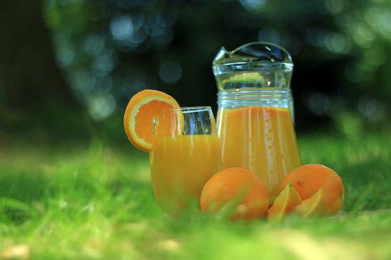 Η τακτική κατανάλωση χυμού πορτοκαλιού χαρίζει λάμψη στο δέρμα. 
