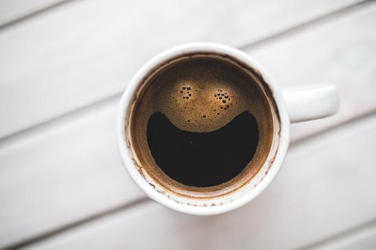 Η καφεΐνη έχει διεγερτικές ιδιότητες και μπορεί να επηρεάσει τους μύες των ματιών.