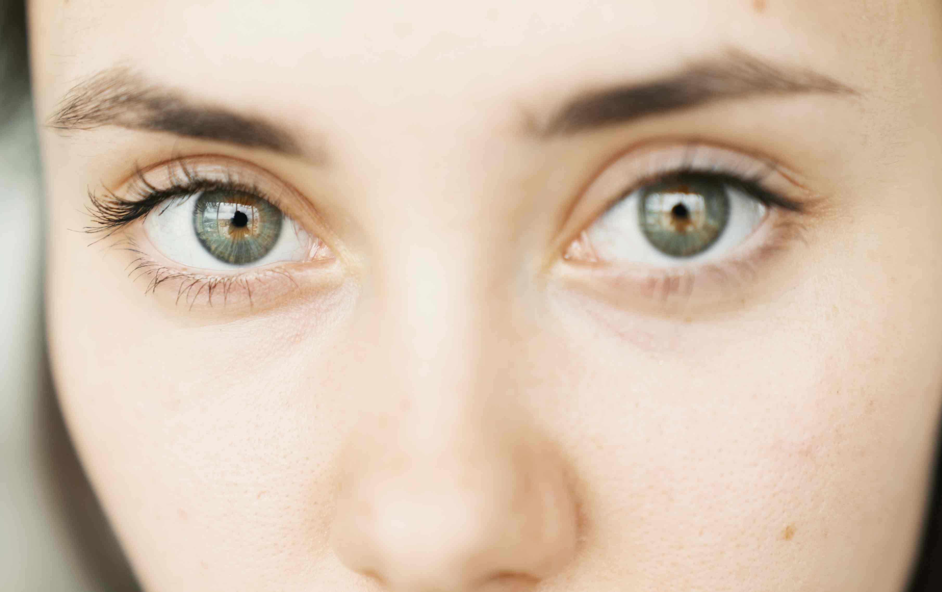 Τα φυτικά έλαια μειώνουν τους μαύρους κύκλους και χαρίζουν λαμπερό δέρμα στην περιοχή των ματιών.