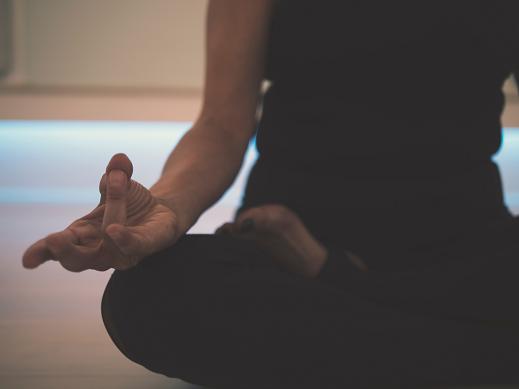 Η yoga αντιμετωπίζει το άγχος και προάγει την επίτευξη της εσωτερικής ισορροπίας.