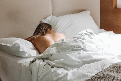 Κατά τη διάρκεια του ύπνου και κυρίως αν δεν αλλάζετε στάση, το δέρμα ζαρώνει. 