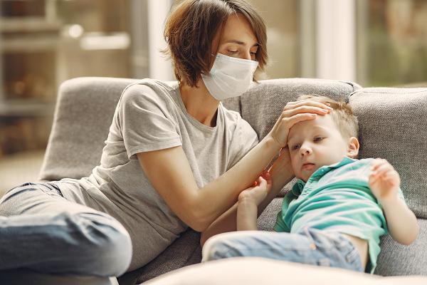 Στις περιπτώσεις που το παιδί έχει πυρετό, ίσως προσπαθείτε να τον ρίξετε εκθέτοντάς το σε σε κρύες θερμοκρασίες. 