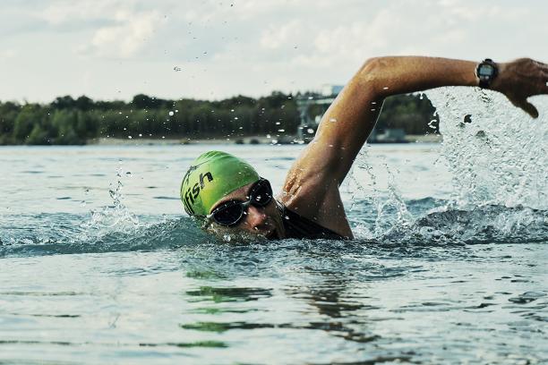 Η κολύμβηση συνδυάζει αερόβια άσκηση και μυϊκή ενδυνάμωση. 