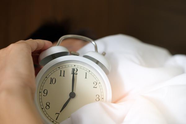 Κοιτάζοντας συνεχώς το ρολόι, θα αγχωθείτε περισσότερο για το πόση ώρα είστε ξύπνιοι.
