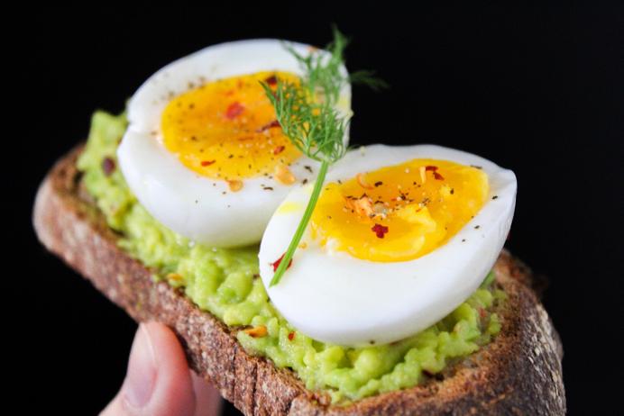 Η κατανάλωση αυγού θέλει προσοχή από όσους έχουν αυξημένη χοληστερόλη.