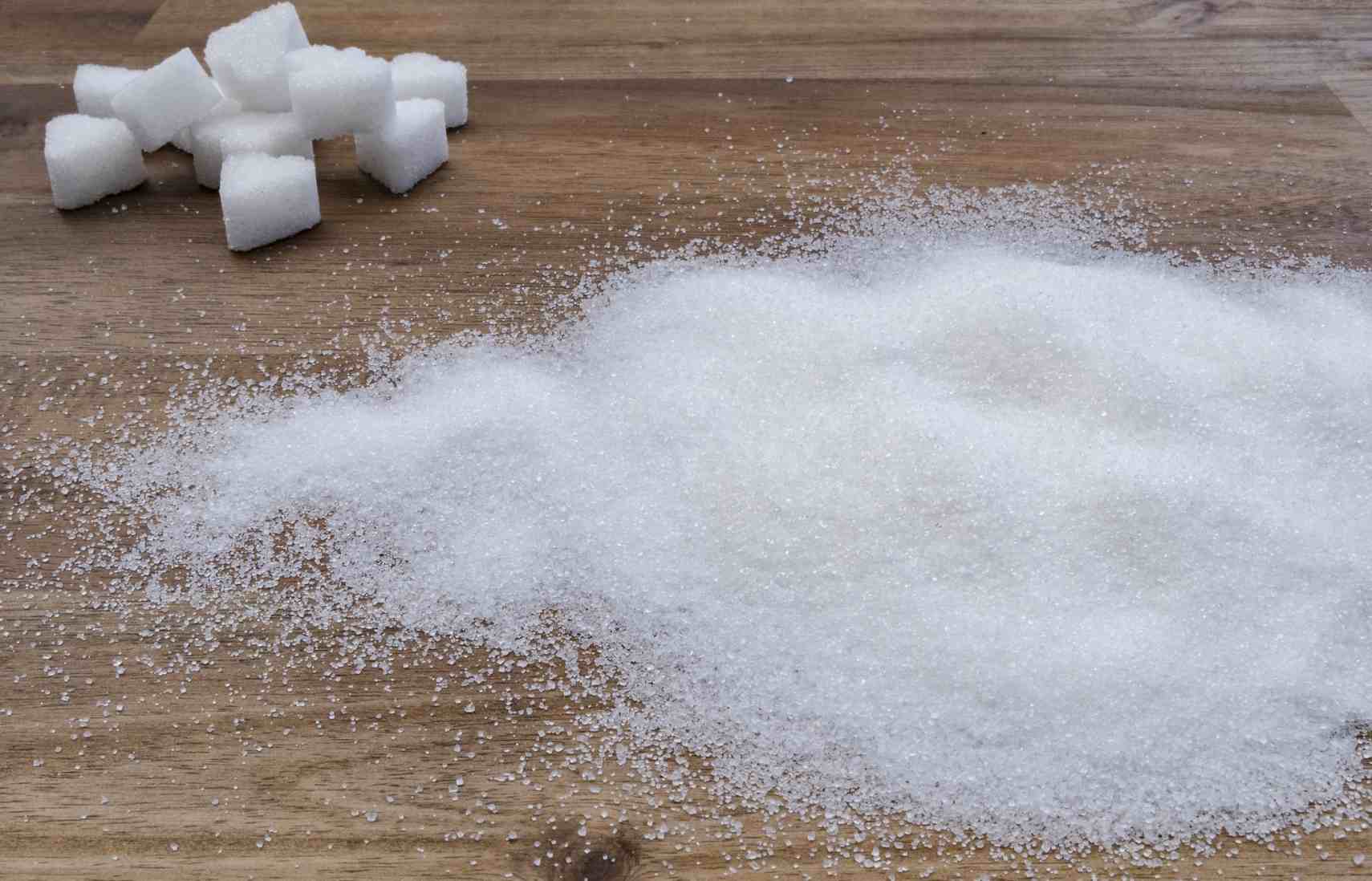 Τα γλυκά, η σοκολάτα και τα ζυμαρικά είναι τροφές που περιέχουν μεγάλη ποσότητα ζάχαρης. Τα γλυκά, η σοκολάτα και τα ζυμαρικά είναι τροφές που περιέχουν μεγάλη ποσότητα ζάχαρης.