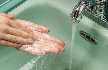 Όσοι αρρωσταίνουν σπάνια πλένουν πάντα τα χέρια τους μόλις γυρίζουν σπίτι.