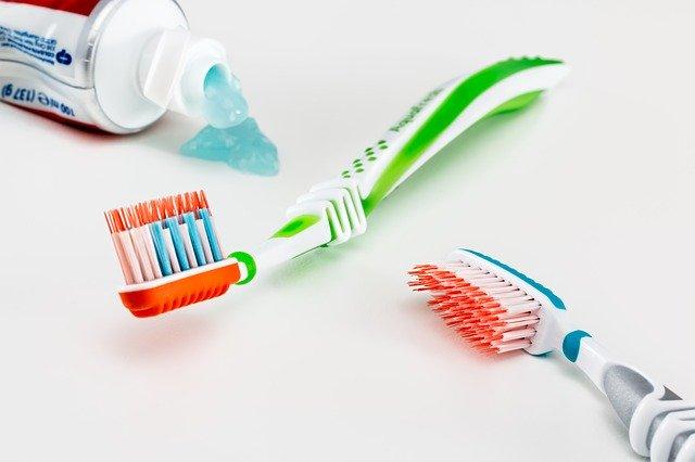 Η οδοντική πλάκα αφαιρείται με το βούρτσισμα των δοντιών και τη χρήση νήματος.