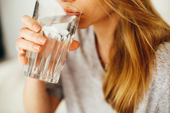 Οι άνθρωποι με υγιές πεπτικό πίνουν πολύ νερό.