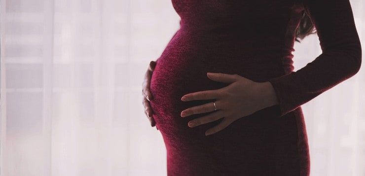 Κατά τη διάρκεια της εγκυμοσύνης, συστήνεται η χορήγηση της θεραπείας τοπικά, προκειμένου να περιοριστούν οι πιθανές παρενέργειες στο έμβρυο από τα φάρμακα.