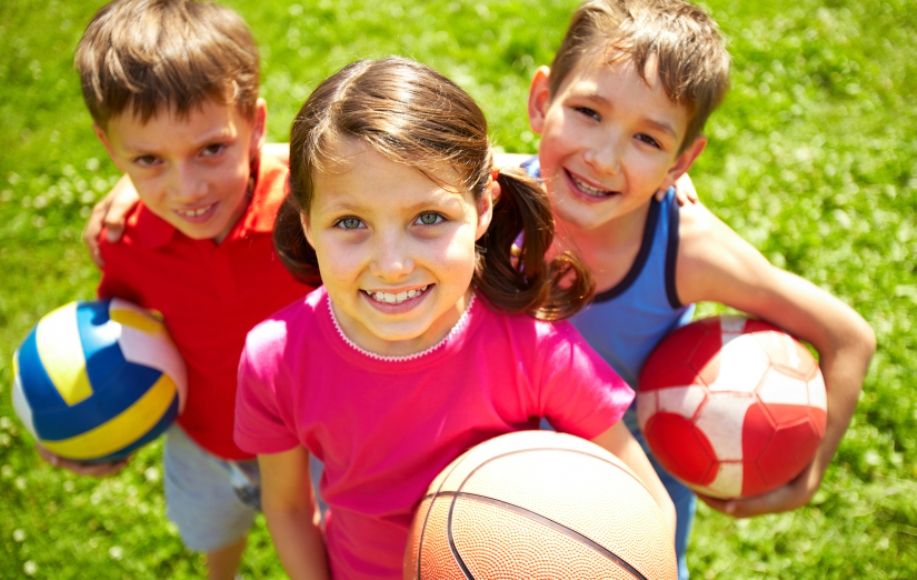 Μία μπάλα, μία ρακέτα ή το σχοινάκι, είναι ο προθάλαμος για να αγαπήσει το παιδί σας την κίνηση.