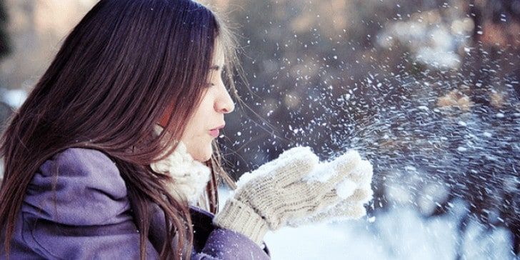 Το κρύο κι ο ψυχρός αέρας μπορούν επίσης να προκαλέσουν ξηρότητα, ερεθισμό ή ακόμη και σπασίματα στο δέρμα του προσώπου και του σώματος.