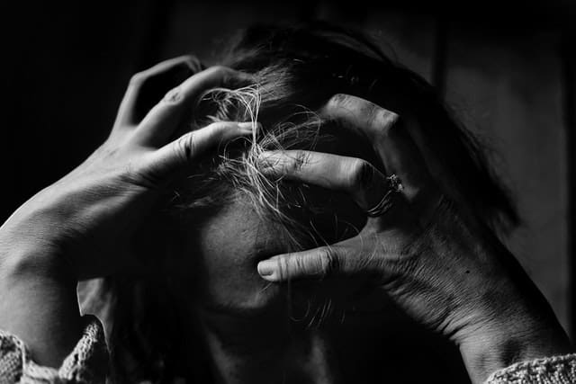 Εφόσον διαγνωστείτε με εποχιακή συναισθηματική διαταραχή, η θεραπεία μπορεί να περιλαμβάνει ψυχοθεραπεία ή θεραπεία νοητικής συμπεριφοράς.