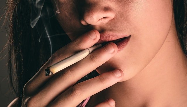 Tο κάπνισμα μειώνει τα επίπεδα της HDL χοληστερίνης και καταστρέφει τα τοιχώματα των αιμοφόρων αγγείων.