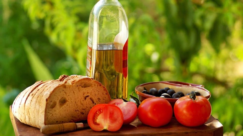 Η Μεσογειακή Διατροφή Επηρεάζει Διαφορετικά τα Μικροαγγεία σε Διαφορετικές Χρονικές Περιόδους.