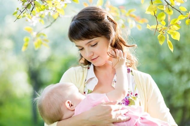 Το μητρικό γάλα φέρει αντισώματα από τη μητέρα που βοηθούν στην καταπολέμηση των ασθενειών, ενώ παράλληλα δημιουργεί έναν ιδιαίτερο δεσμό μεταξύ της μητέρας και του μωρού.