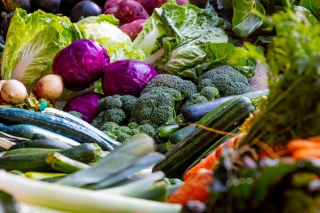 Τα λαχανικά περιέχουν ενώσεις που ονομάζεται φυτικές στερόλες, οι οποίες λειτουργούν όπως και οι διαλυτές φυτικές ίνες.