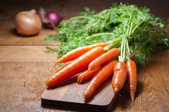 Τα καρότα είναι πλούσια σε καροτίνη, η οποία μετατρέπεται στο σώμα μας σε βιταμίνη Α.