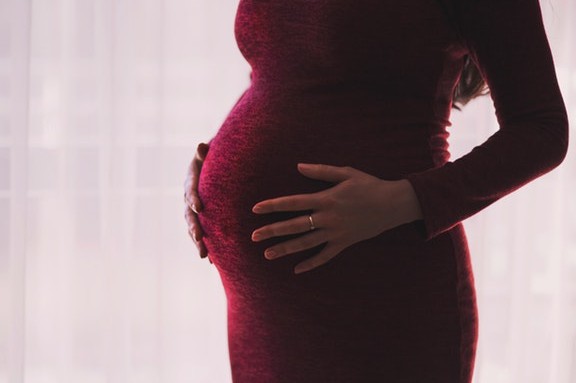 Η παχυσαρκία κατά τη διάρκεια της εγκυμοσύνης μπορεί να έχει μεγαλύτερες επιπτώσεις από αυτές που φανταζόμαστε τόσο για τη μητέρα όσο και για το έμβρυο.