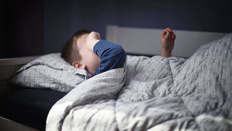Ως γνωστό, οι απαιτήσεις του ύπνου ποικίλλουν ανάλογα με την ηλικία, γι’ αυτό θα πρέπει να εξασφαλίζεται η κατάλληλη ποιότητα αλλά και η απαραίτητη ποσότητα ύπνου για το παιδί σας… ήδη από τη γέννησή του.