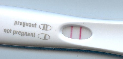 Όλα τα τα τεστ εγκυμοσύνης λειτουργούν ανιχνεύοντας στα αρχικά της στάδια της κύησης μία συγκεκριμένη ορμόνη στα ούρα ή το αίμα, η οποία υφίσταται μόνο όταν η γυναίκα είναι έγκυος.