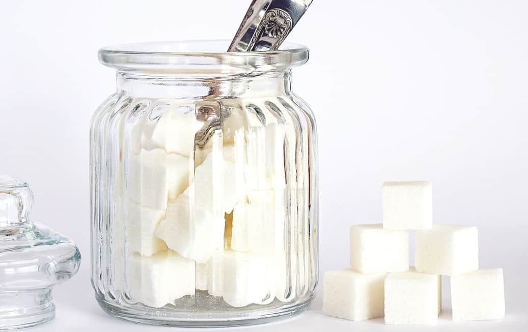 Τα γλυκά και τα αναψυκτικά περιέχουν μεγάλες ποσότητες ζάχαρης, η οποία προκαλεί απότομη αύξηση της γλυκόζης στο αίμα, με αποτέλεσμα να απελευθερώνεται περισσότερη ινσουλίνη.