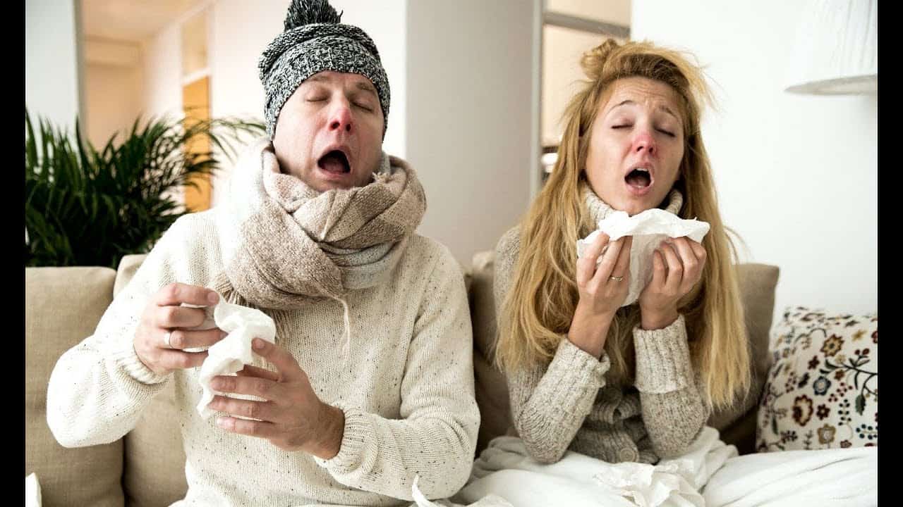Ο πυρετός και ο πονοκέφαλος είναι συνήθη συμπτώματα του κρυολογήματος.