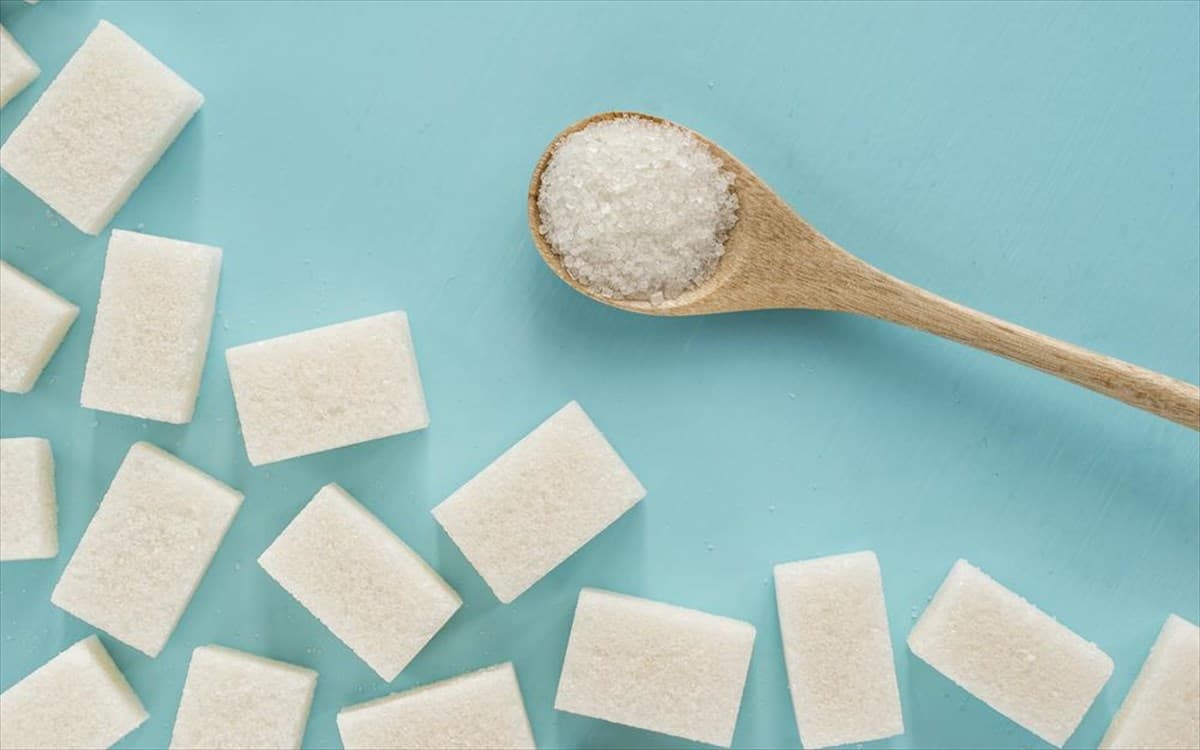 Όταν μιλάμε για πρόσθετα σάκχαρα, εννοούμε σάκχαρα που προστίθενται σε αμέτρητα προϊόντα διατροφής, όπως ψωμιά, γλυκά, σάλτσες, καρυκεύματα, γαλακτοκομικά προϊόντα, κ.ά.