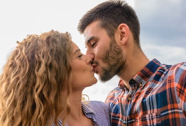 Αν και κίνδυνος μετάδοσης ασθενειών στα ζευγάρια είναι πολύ μεγαλύτερος κατά τη σεξουαλική επαφή, πιθανότητες λοίμωξης υπάρχουν και λόγω του φιλιού.