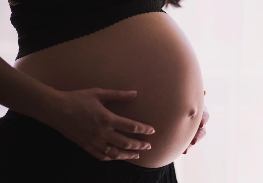 Η μητρική λοίμωξη με τον ιό VZV κατά τη διάρκεια των πρώτων 20 εβδομάδων της εγκυμοσύνης μπορεί να έχει ως αποτέλεσμα ένα σύνδρομο συγγενών δυσπλασιών, καθώς και την πρόκληση σοβαρής ασθένειας στη μητέρα.