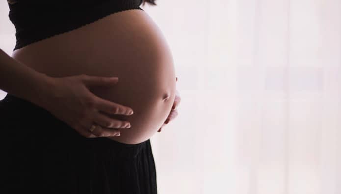 Οι εγκυμονούσες πρέπει να είναι μόνες χωρίς συνοδεία ή παιδί, τόσο στην αίθουσα εξέτασης όσο και στην αίθουσα αναμονής.