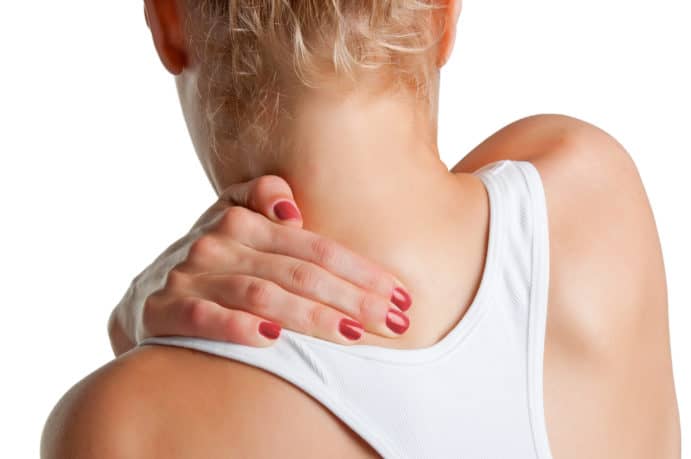 Ο πόνος στον αυχένα είναι ένα πολύ συνηθισμένο  σύμπτωμα που ανάλογα με το αίτιο που το προκαλεί μπορεί να παρουσιάζει από απλά μέχρι πολύ σοβαρά συμπτώματα.