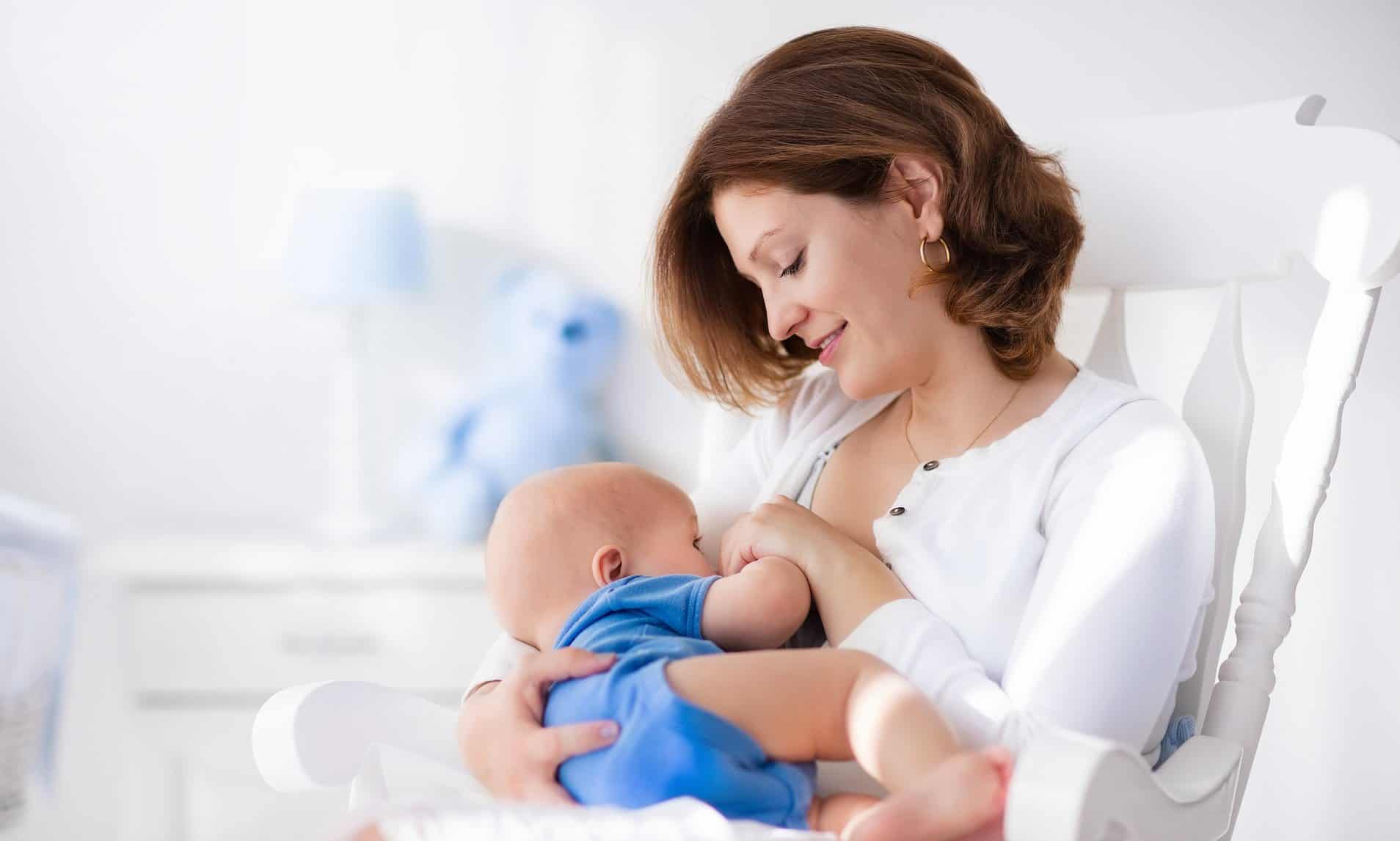 Πράγματι, αν ο ιός δεν είναι στο μητρικό γάλα, είναι δυνατόν να μολυνθεί το μωρό σας αγγίζοντάς το ή όταν βήχετε κοντά του.