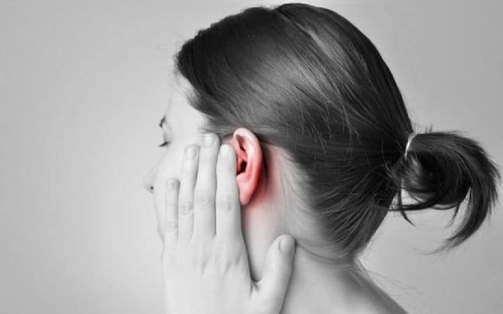 Ο πόνος στο αυτί από κρύωμα επιφέρει δυσκολία στον ύπνο, πυρετό και πρασινωπή, ή κιτρινωπή βλέννα στην μύτη, αλλά συνήθως υποχωρεί από μόνος του.