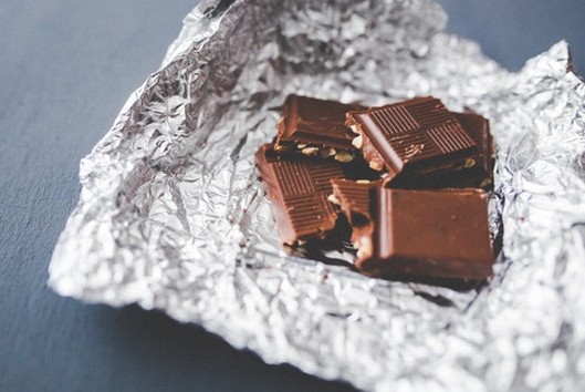 Έρευνες συνδέουν την κατανάλωση σοκολάτας με την εκδήλωση ημικρανίας, γεγονός που αποδίδεται σε συστατικά όπως η θεοβρωμίνη, η καφεΐνη και ορισμένες αμίνες που περιέχει.