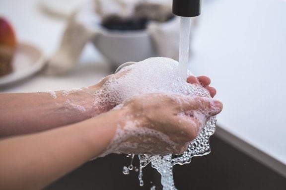 Κάθε φορά που πλένετε τα χέρια σας σίγουρα κάνετε κάποια λάθη που δεν καταλαβαίνετε, με αποτέλεσμα αντί να σκοτώσετε τα μικρόβια και τα βακτήρια να τα εξαπλώνετε.