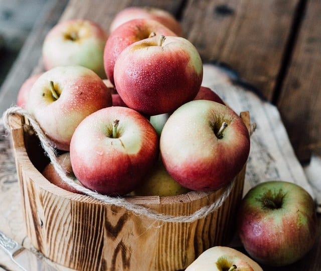 Τα μήλα είναι πλούσια σε πηκτίνη, δηλαδή τη διαλυτή ίνα που βοηθά στην απομάκρυνση των τοξινών και της χοληστερόλης από το αίμα και αποτελεί έναν πολύ βασικό σύμμαχο για το συκώτι σας.