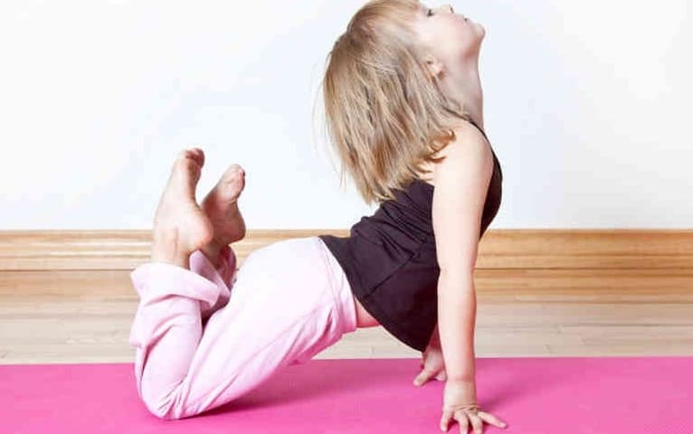 Η yoga μπορεί στις μικρές ηλικίες να χτίσει γερή αυτοπεποίθηση και σεβασμό.