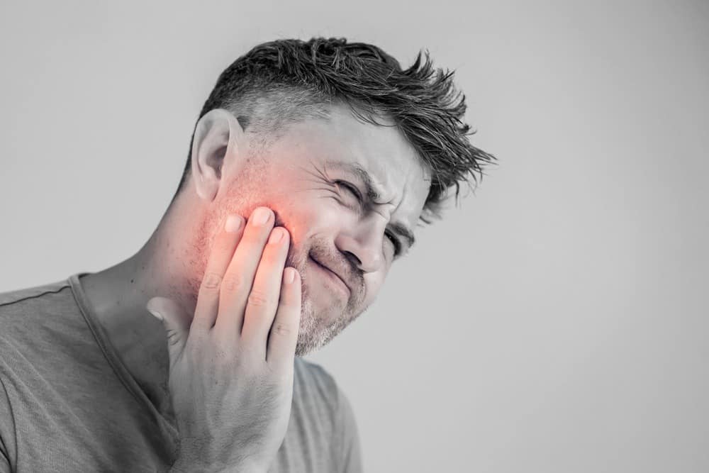 Ο πόνος στο στόμα τις περισσότερες φορές προέρχεται από κάποιο χαλασμένο δόντι με τερηδόνα που χρειάζεται σφράγισμα ή απονεύρωση, από κάποιον φρονιμίτη που δεν έχει πλήρως κάνει την εμφάνισή του ή από τα ούλα όταν είναι ερεθισμένα και χρειάζεται να γίνει απλά ένας καθαρισμός για να ηρεμήσουν.