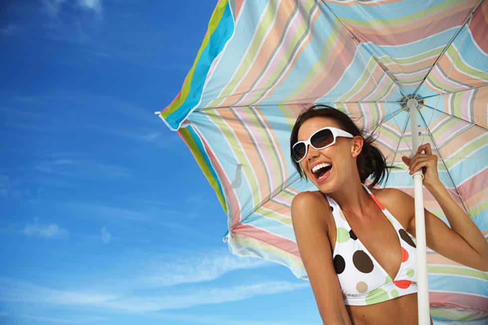 Μετά το κολύμπι και μετά τις βουτιές, προτιμήστε τη σκιά της ομπρέλας ή γενικότερα ένα σκιερό μέρος, μέχρι να μισο-στεγνώσουν.