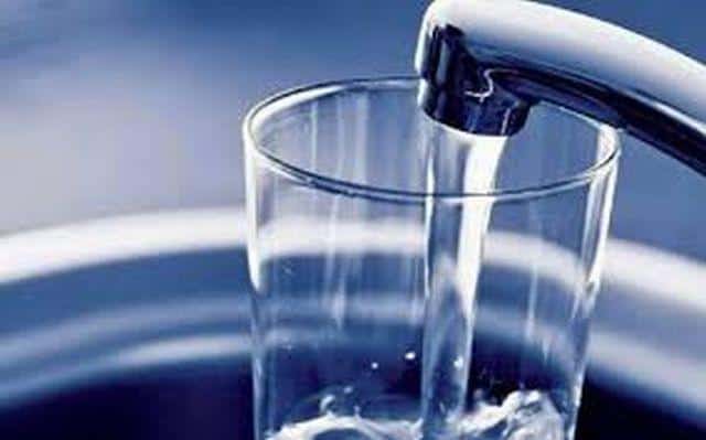 Ο Παγκόσμιος Οργανισμός Υγείας (ΠΟΥ) έχει δηλώσει ότι, «η παρουσία του ιού COVID-19 δεν έχει ανιχνευθεί στην παροχή πόσιμου νερού και με βάση τα τρέχοντα στοιχεία ο κίνδυνος παροχής νερού είναι χαμηλός».