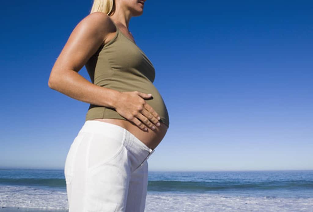 Το απλό περπάτημα κατά το τέλος της εγκυμοσύνης μπορεί να βοηθήσει, χάρη στη βαρύτητα και το λίκνισμα των γοφών, να κατέβει το μωρό χαμηλά στη λεκάνη σας.