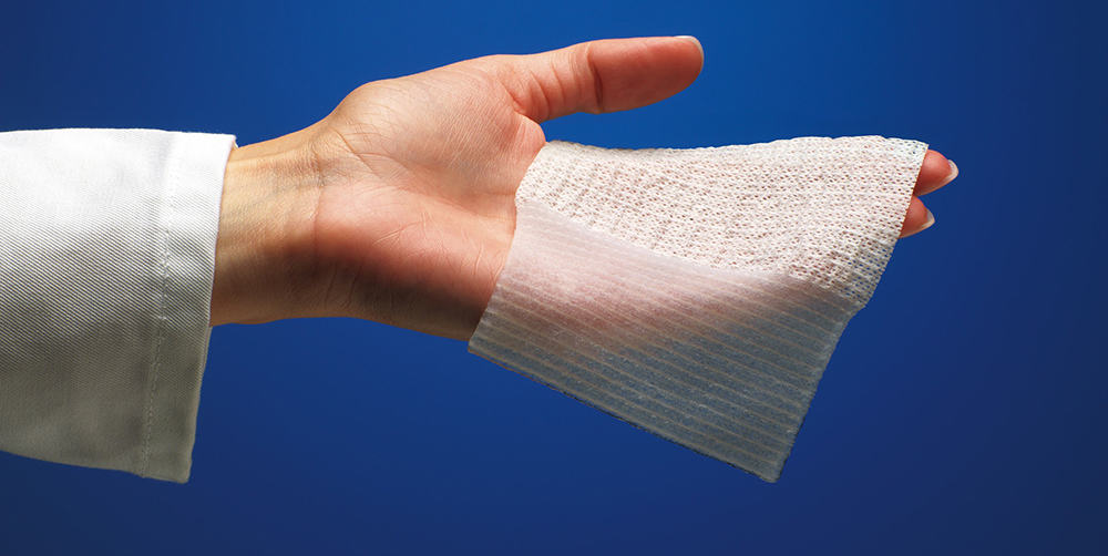 Τοποθετήστε πάνω στο καμένο δέρμα ένα βρεγμένο πανί για να διασφαλίσετε πως το τραύμα θα διατηρήσει την υγρασία του.